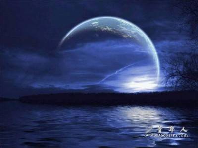 华裔女歌手Corrinne May的《Same Side Of The Moon》是一首舒缓的歌曲，