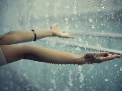 下雨的时候请把手伸出去， 感受雨的气息：《so beautiful》