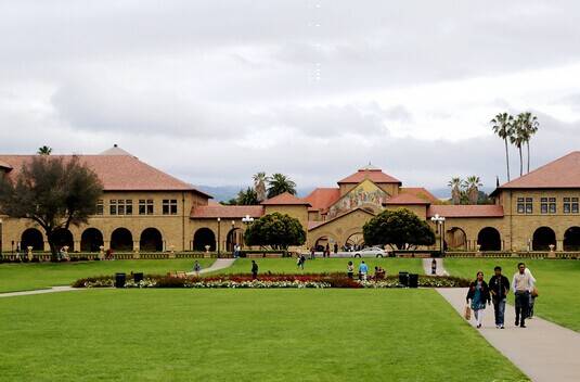 被认为是全美三个最美的大学校园：《DGunntAPYqUt》