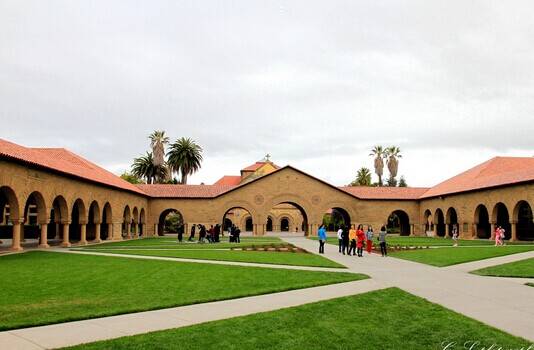 被认为是全美三个最美的大学校园：《DGunntAPYqUt》